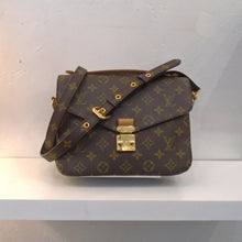 Load image into Gallery viewer, This Louis Vuitton Vintage Monogram M`etis Pochette has the original Louis Vuitton Monogram Pattern and gold hardware. It has a removable adjustable strap and a back outer zipper. The interior of this bag is soft dark brown.