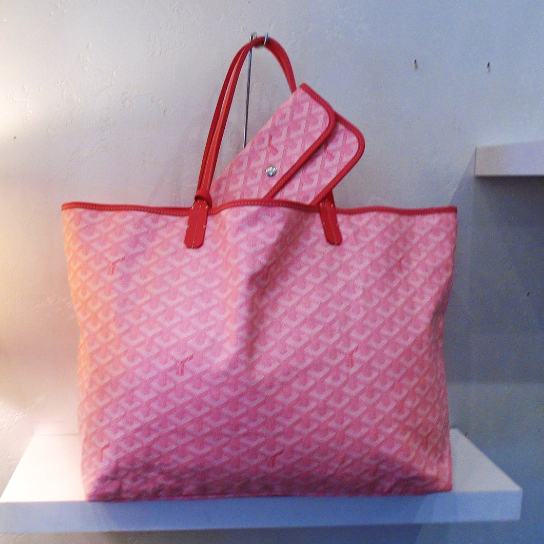 This Goyard Pink Saint Louis GM has the traditional Goyard design and is trimmed in red. It comes with a pouch in the same print. The interior is white.