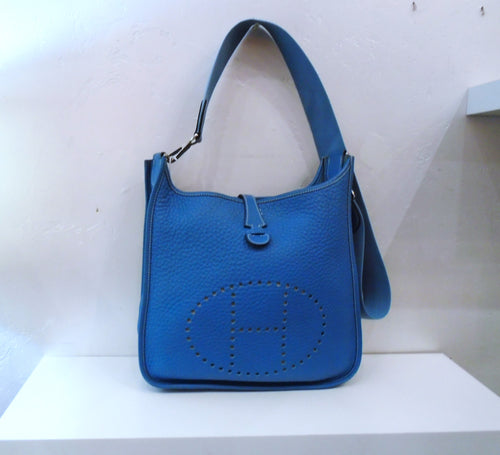 This Hermes Vintage Evelyne PM Blue Clemence Leather is a dark sky shade of blue. It has the perforated 