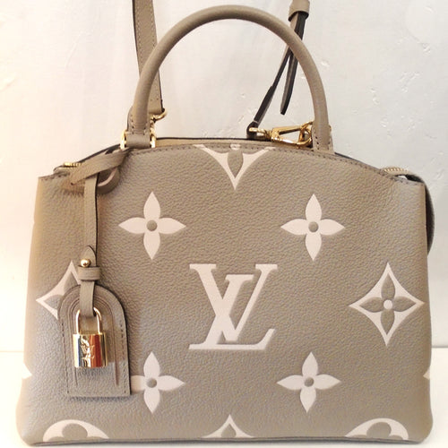 This Louis Vuitton Vintage Bicolor Petit Palais PM has an adjustable strap and carrying handle. It is a turtle dove color with large cream monogram. This bag has the original lock and key and dustcover that comes with it. 