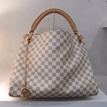 Load image into Gallery viewer, This Louis Vuitton Vintage Damier Azur Artsy MM has camel trim and gold hardware. It has a thick leather handle which has a braided design and a key ring attached to the front of the bag. This bag has a beige interior.
