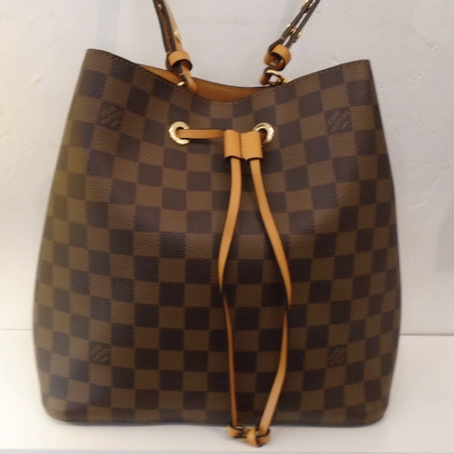 This Louis Vuitton Vintage Damier Ebene N`eo No`e has camel trim which includes the leather drawstring and shoulder strap. The interior of this bag is also camel.