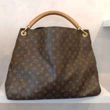 Load image into Gallery viewer, This Louis Vuitton Vintage Monogram Artsy GM is in the Louis Vuitton original monogram pattern. It has a thick braided tan carrying handle and gold hardware. The interior of this bag is tan.
