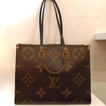 Load image into Gallery viewer, Louis Vuitton Vintage Monogram On The Go MM Reverse
