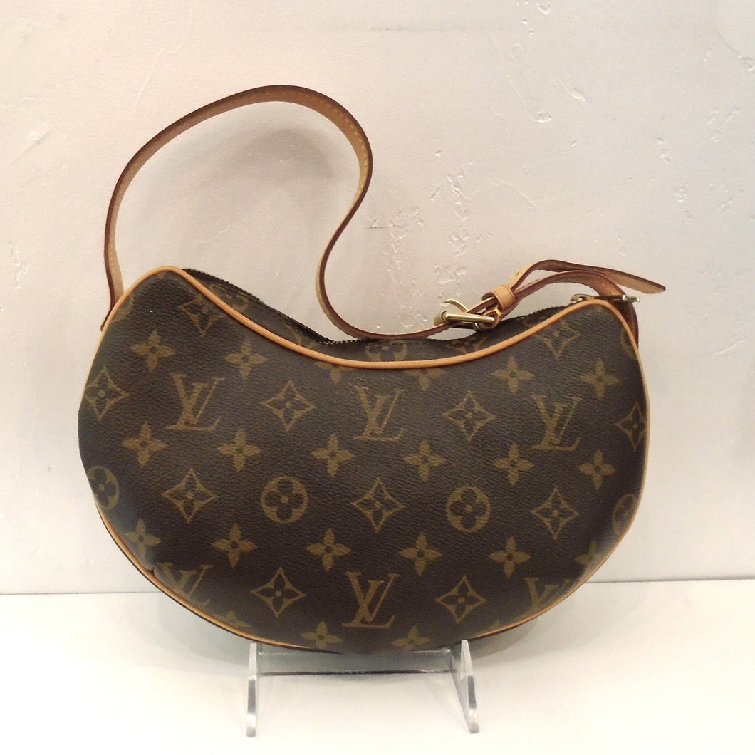 This Louis Vuitton Vintage Monogram Pochette Croissant has the original brown monogram with camel trim. It has a sturdy adjustable strap. The interior of this bag is a soft burgandy.