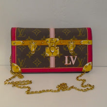 Load image into Gallery viewer, This Louis Vuitton Monogram Pochette Weekend has the appearance of a steamer trunk. It has a detachable chain so it can be used as a shoulder bag or clutch.
