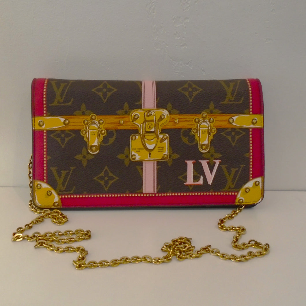 This Louis Vuitton Monogram Pochette Weekend has the appearance of a steamer trunk. It has a detachable chain so it can be used as a shoulder bag or clutch.