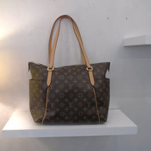Load image into Gallery viewer, This Louis Vuitton Vintage Monogram Totally MM is in the original brown monogram pattern. It has camel trim, gold hardware and outside side pockets. This bag has a top zippered opening and the interior is brown.
