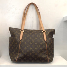 Load image into Gallery viewer, This Louis Vuitton Vintage Monogram Totally MM has the original monogram color and camel trim. It has gold hardware and a dark brown interior.
