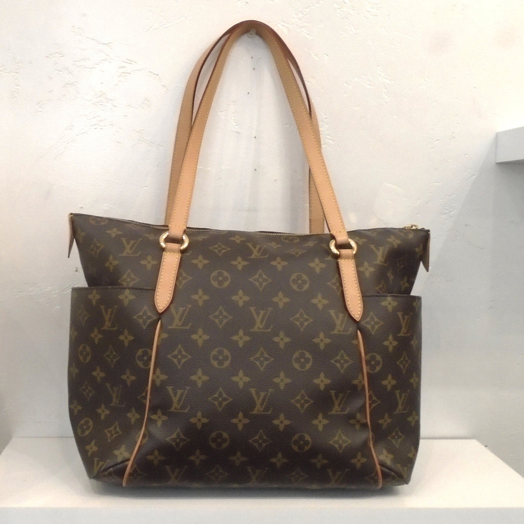 This Louis Vuitton Vintage Monogram Totally MM has the original monogram color and camel trim. It has gold hardware and a dark brown interior.