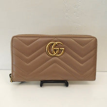 Load image into Gallery viewer, This Gucci Vintage Marmont Zippy is a warm tan color and has gold Gucci GGs on the front. It has the Gucci GGs stitched on the back and has a zippered opening. Inside there are compartments for cards, bills and change.
